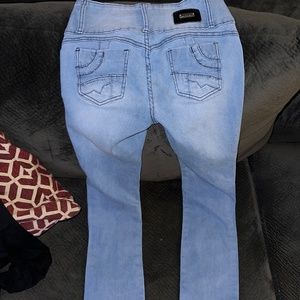 Distressed butt shaping skinny jeans